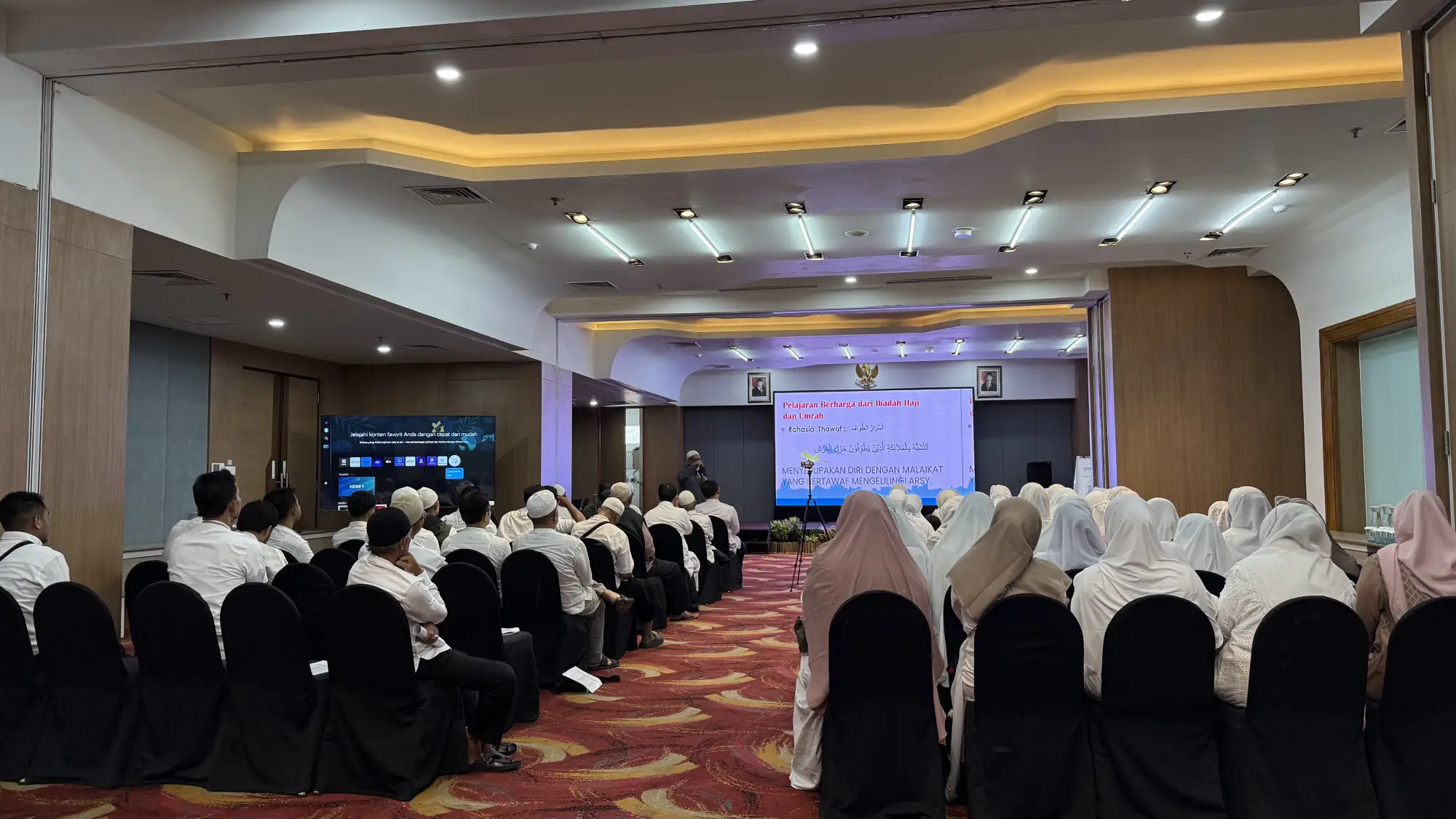 Keluarga jamaah memeriksa legalitas travel umroh resmi bandung di portal Siskopatuh Kemenag