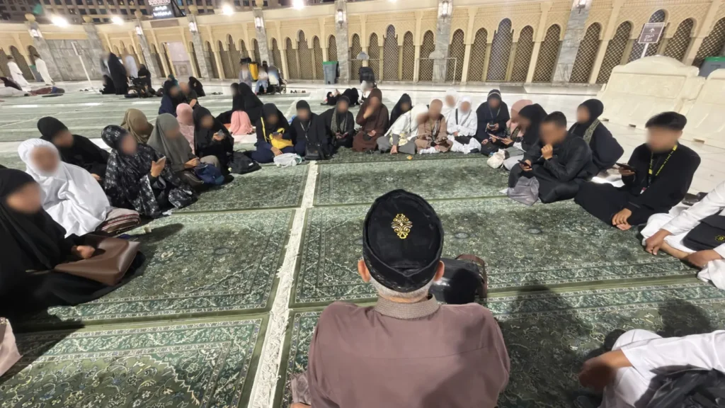 Jamaah berada di area Masjidil Haram Makkah