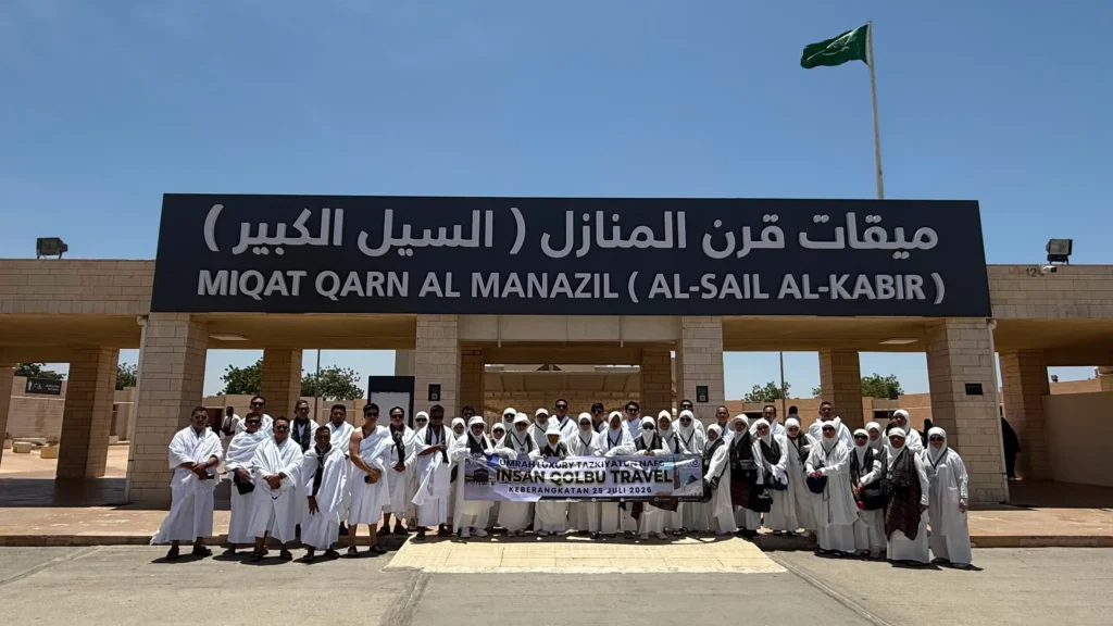 Rombongan jamaah Travel Umroh Bandung dari Insan Qolbu mengambil miqat di Qarn Al Manazil