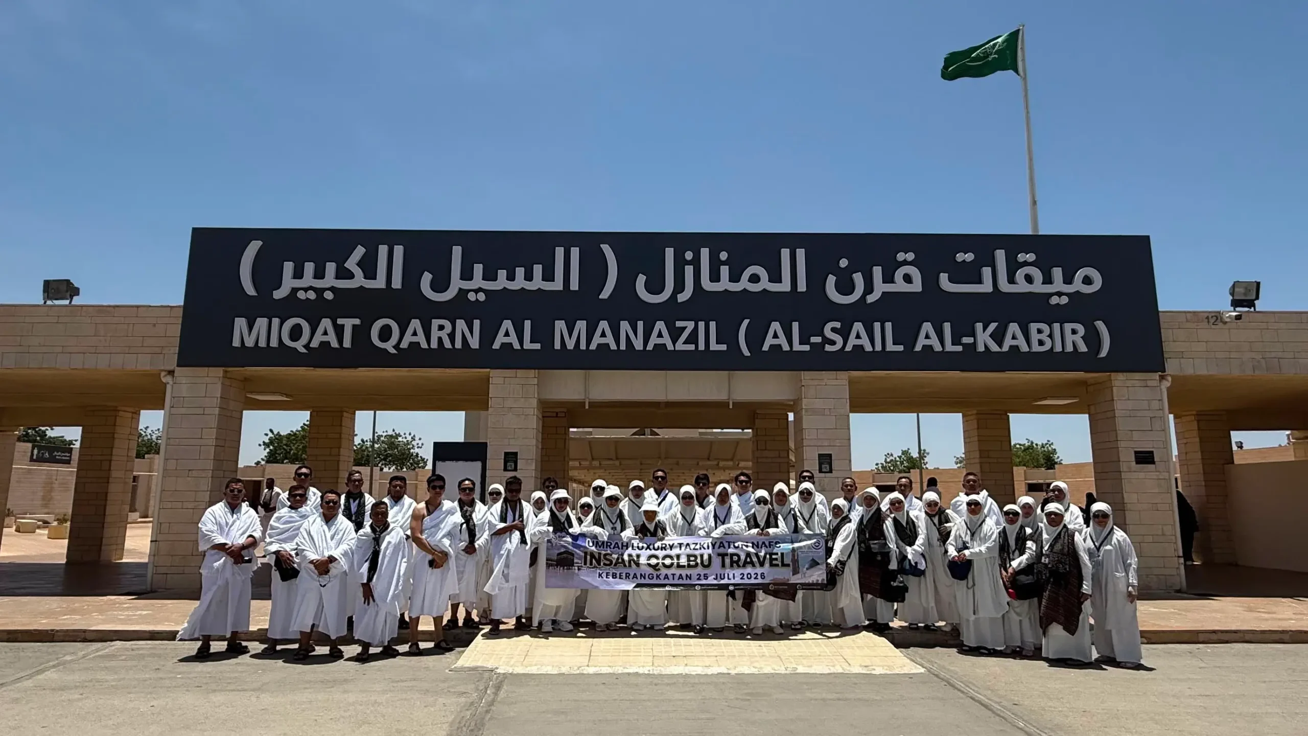 Rombongan jamaah Travel Umroh Bandung dari Insan Qolbu mengambil miqat di Qarn Al Manazil