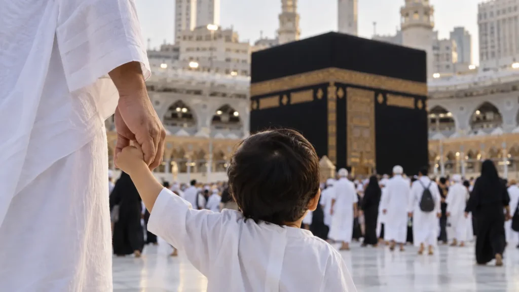 Orang tua menggandeng tangan anak di depan Ka'bah saat umroh