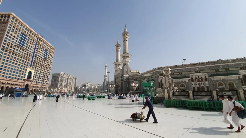 Suasana Masjidil Haram pada siang hari di Makkah