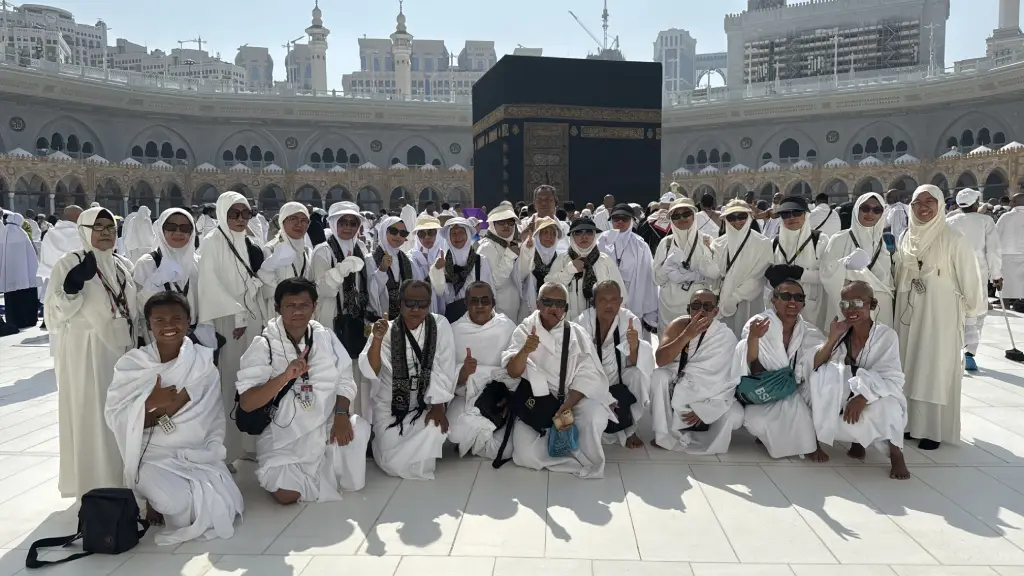Jamaah umrah berfoto bersama di depan Ka'bah